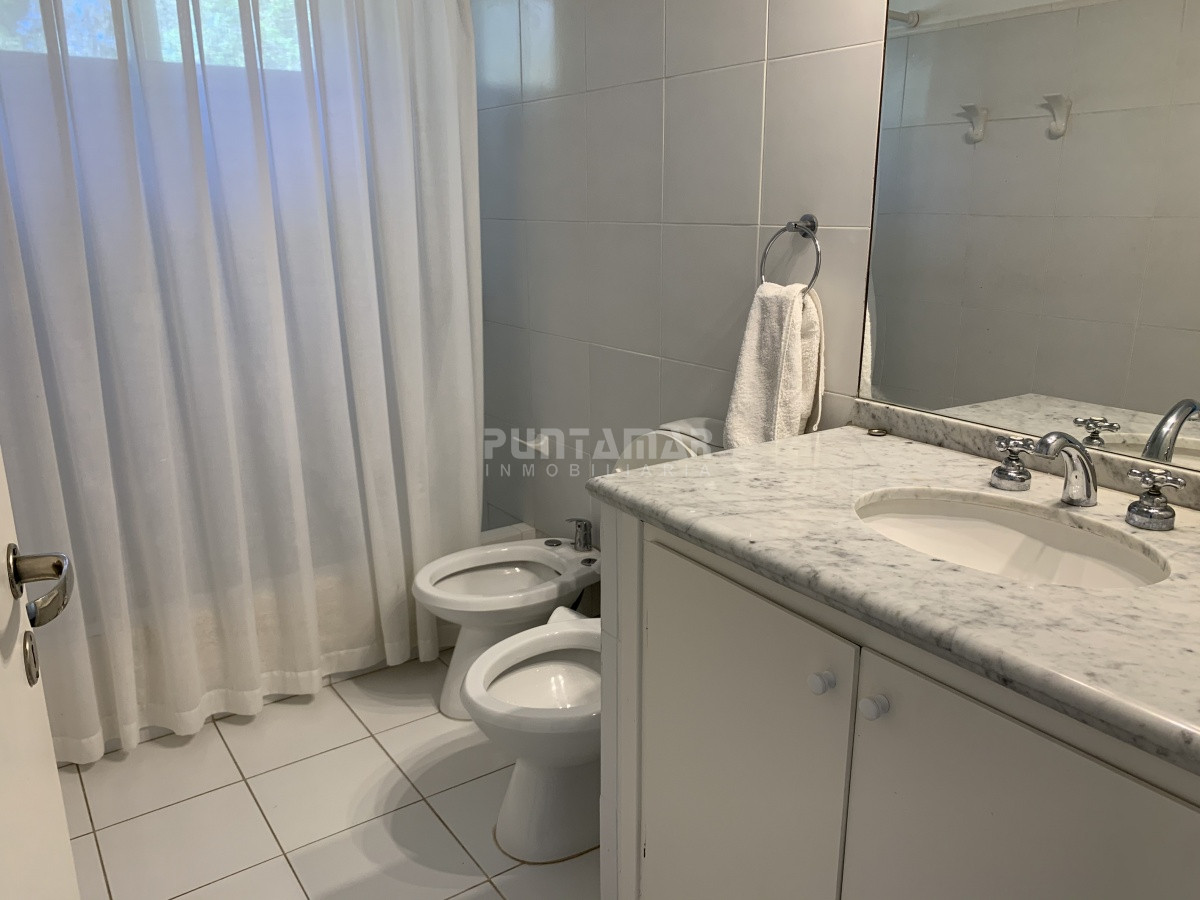 Casa ID.210729 - ALQUILER DE CASA EN LA BARRA 4 DORMITORIOS EN SUITE CON PISCINA