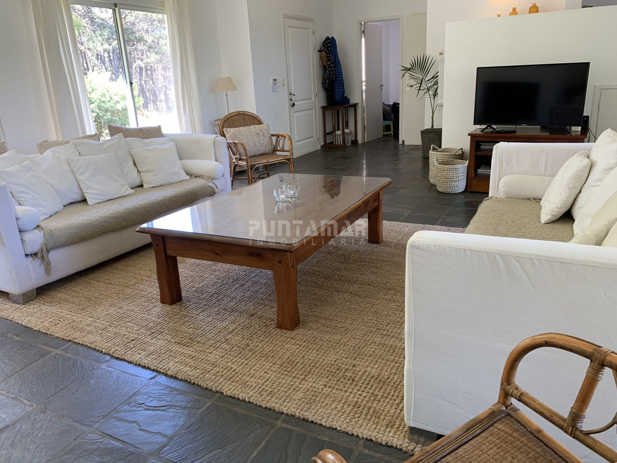 Casa ID.210729 - ALQUILER DE CASA EN LA BARRA 4 DORMITORIOS EN SUITE CON PISCINA