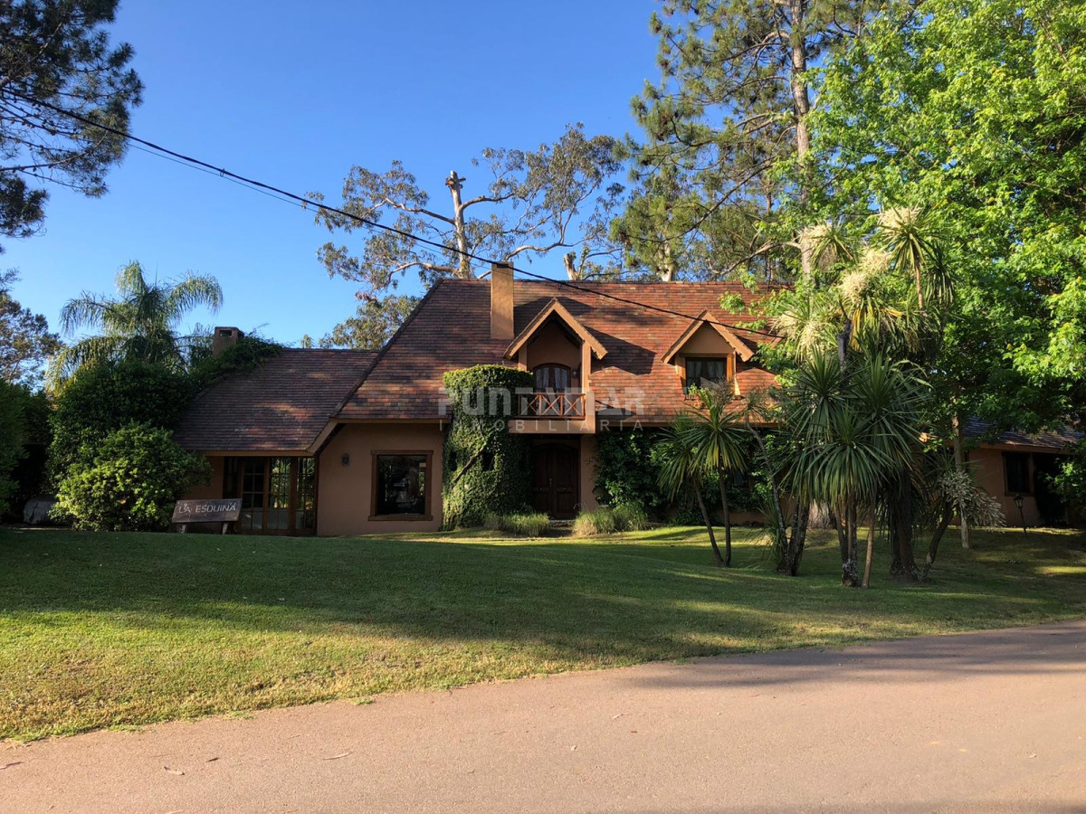 CASA A LA VENTA UBICADA A POCAS CUADRAS DE PLAYA BRAVA PUNTA DEL ESTE - PMI210719C