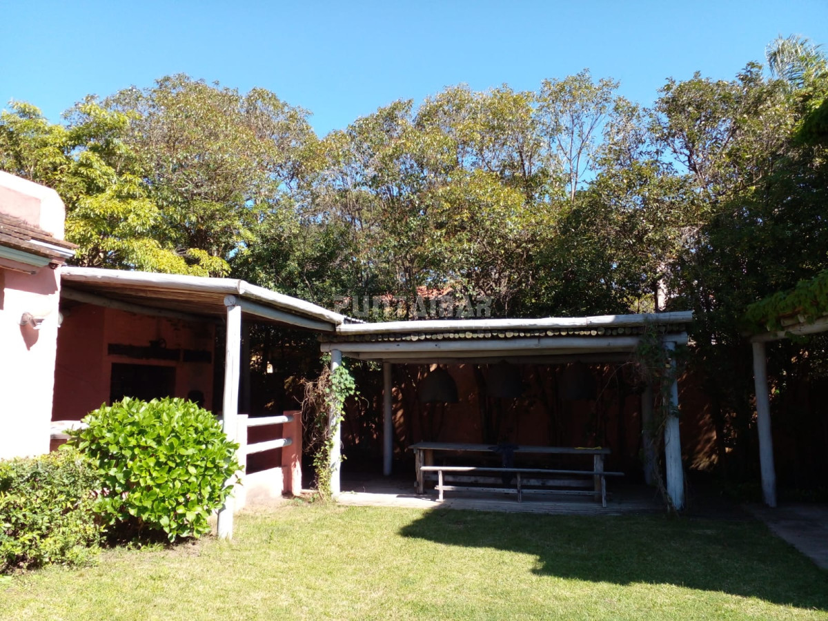 Casa ID.212386 - CHALET EN ALQUILER TEMPORADA EN ZONA DE LA BARRA A 3 CUADRAS DE LA AVENIDA PRINCIPAL Y 5 CUADRAS DE LA PLAYA 