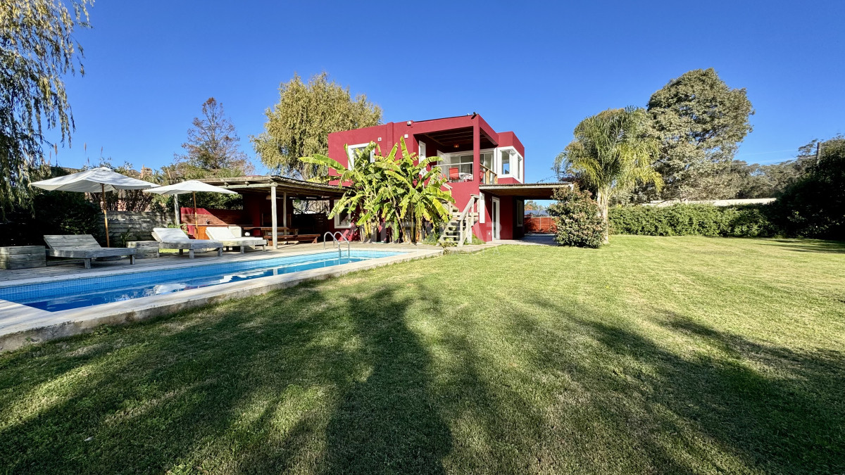 Casa ID.213690 - MODERNA CASA DE 3 DORMITORIOS CON PISCINA EN EL TESORO 