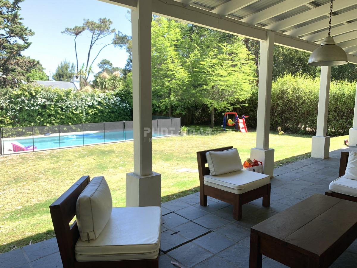 Casa ID.210729 - ALQUILER DE CASA EN LA BARRA 4 DORMITORIOS EN SUITE CON PISCINA