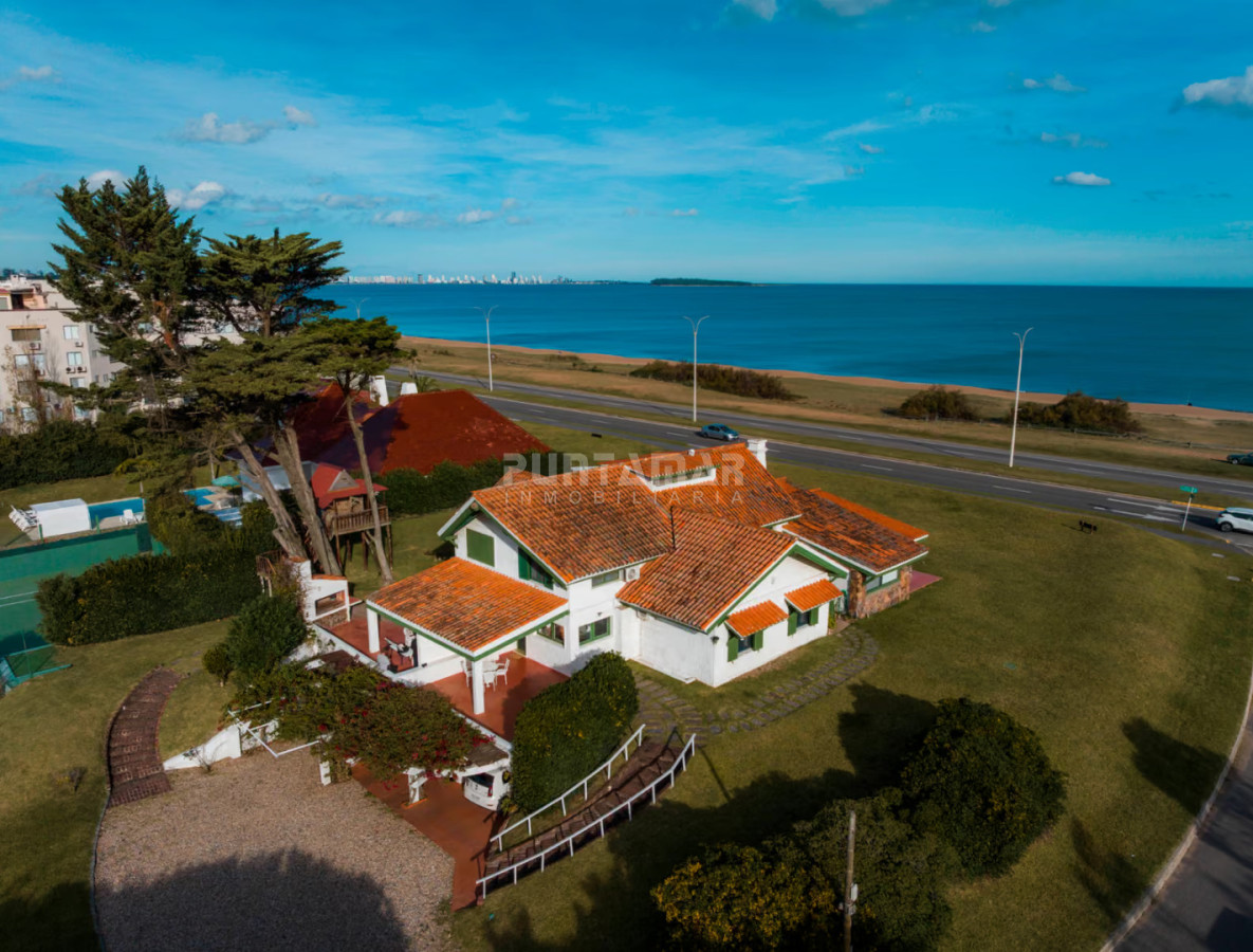 Casa ID.210549 - CASA DE 6 DORMITORIOS FRENTE AL  MAR EN LA MANSA