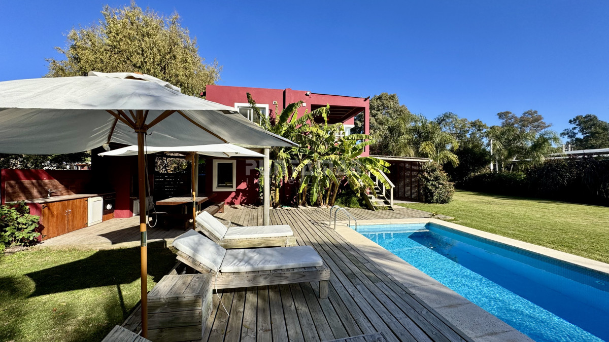 Casa ID.213690 - MODERNA CASA DE 3 DORMITORIOS CON PISCINA EN EL TESORO 