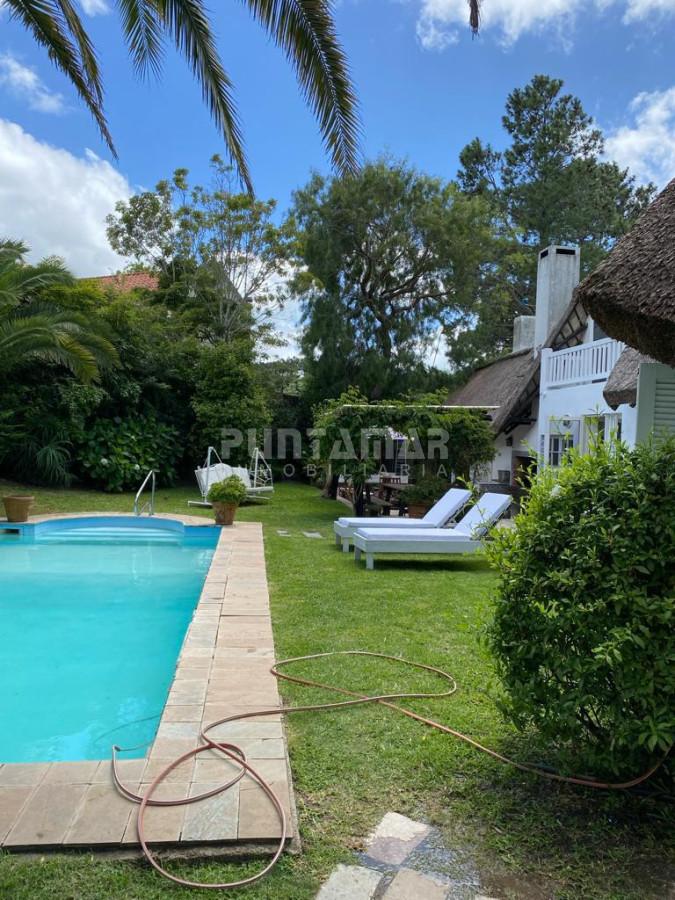 Casa ID.213540 - HERMOSA CASA DE 4 DORMITORIOS Y PISCINA A 300 METROS DEL MAR