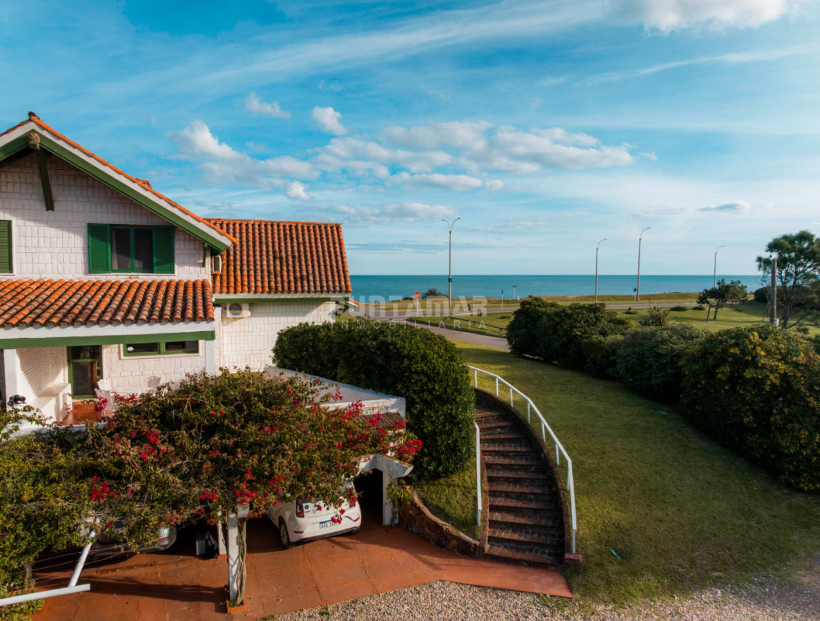 Casa ID.210549 - CASA DE 6 DORMITORIOS FRENTE AL  MAR EN LA MANSA
