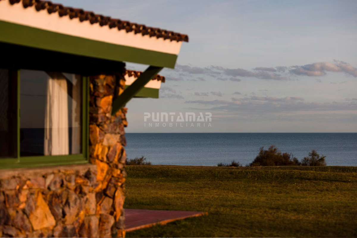 Casa ID.210549 - CASA DE 6 DORMITORIOS FRENTE AL  MAR EN LA MANSA