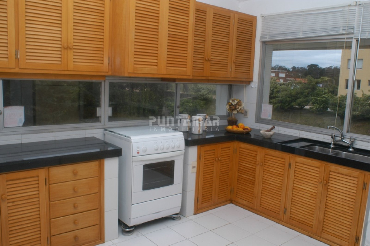 Casa ID.210548 - Espectacular casa de 8 dormitorios con piscina frente al mar!