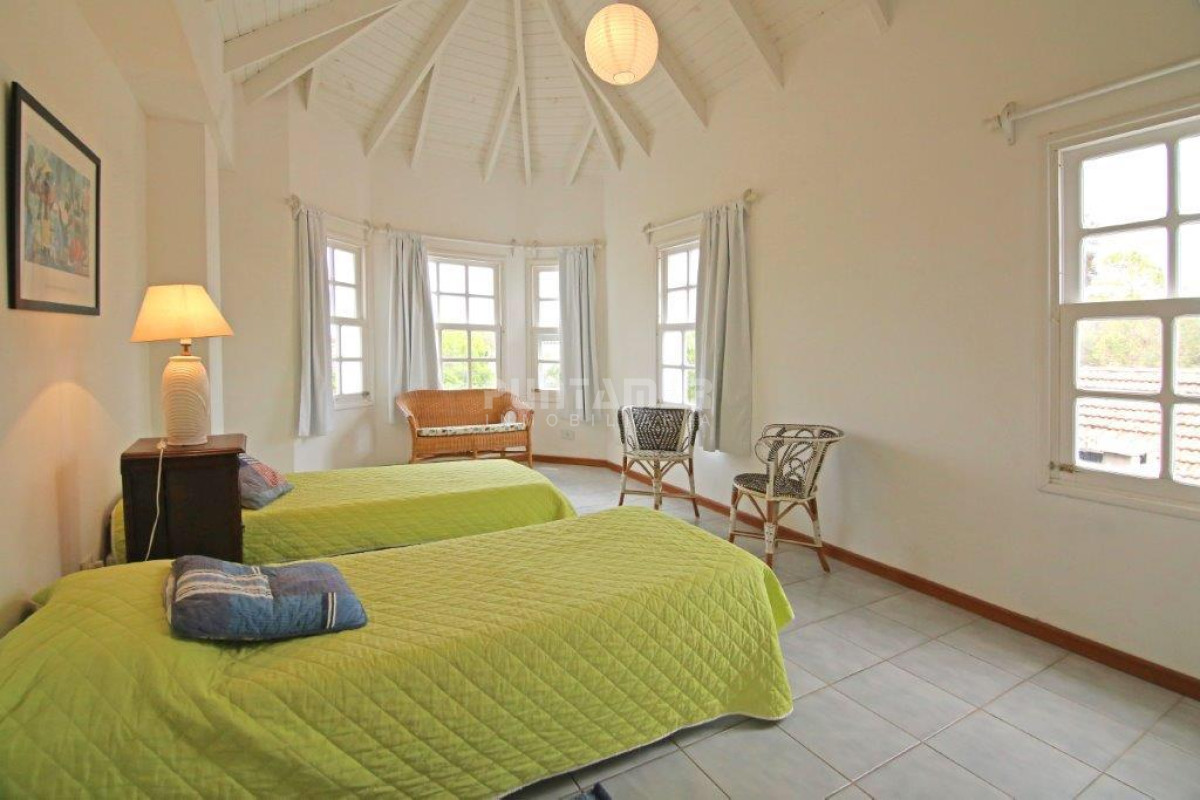 Casa ID.211071 - MUY LINDA CASA DE 4 DORMITORIOS CON PISCINA EN LA BARRA 