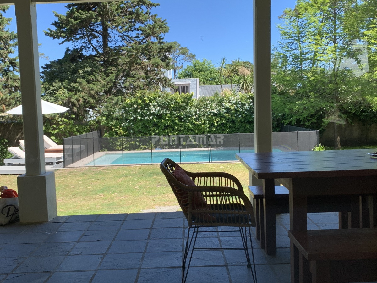 Casa ID.210729 - ALQUILER DE CASA EN LA BARRA 4 DORMITORIOS EN SUITE CON PISCINA