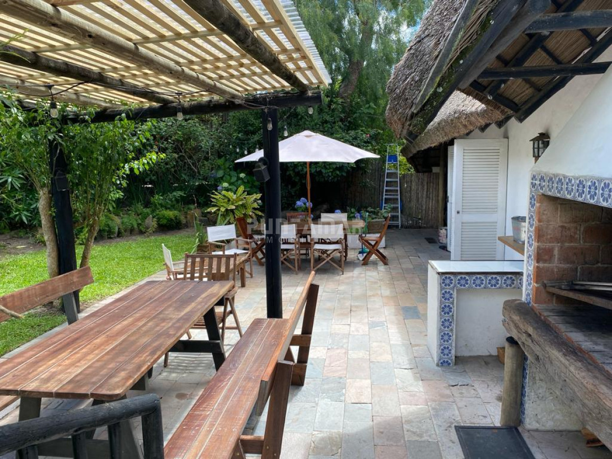 Casa ID.213540 - HERMOSA CASA DE 4 DORMITORIOS Y PISCINA A 300 METROS DEL MAR