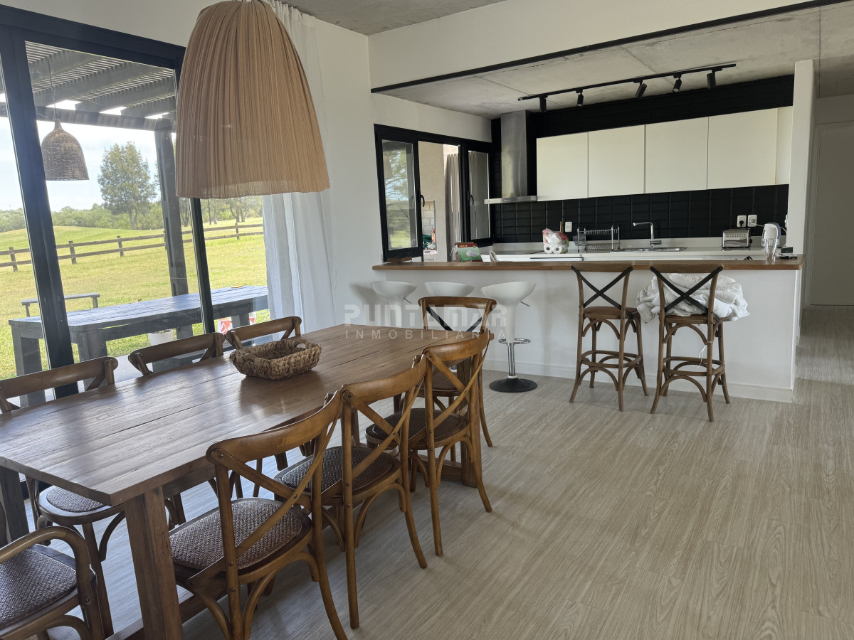 Casa ID.211933 - CASA EN VENTA Y ALQUILER EN PUEBLO MIO , 4 DORMITORIOS, PISCINA