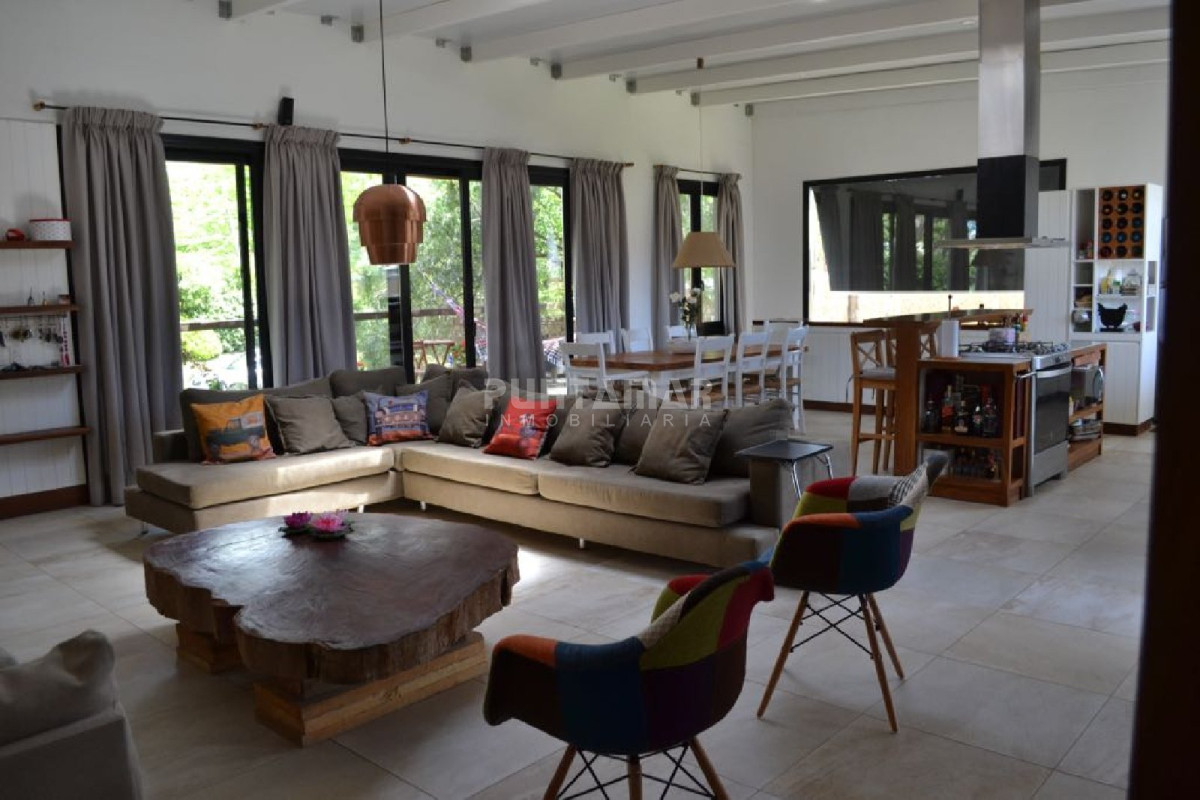 Casa ID.210595 - Casa moderna en San Rafael. 3 dormitorios mas dependencia de servicio, garage, parque cercado. Amplio living comedor.