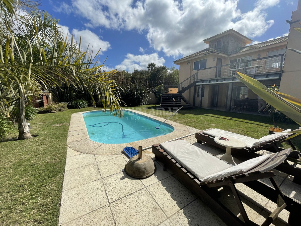 Casa ID.211088 - VENTA Y ALQUILER CASA 4 DORMITORIOS CON VISTA AL MAR EN ALTOS DE PUNTA PIEDRA 