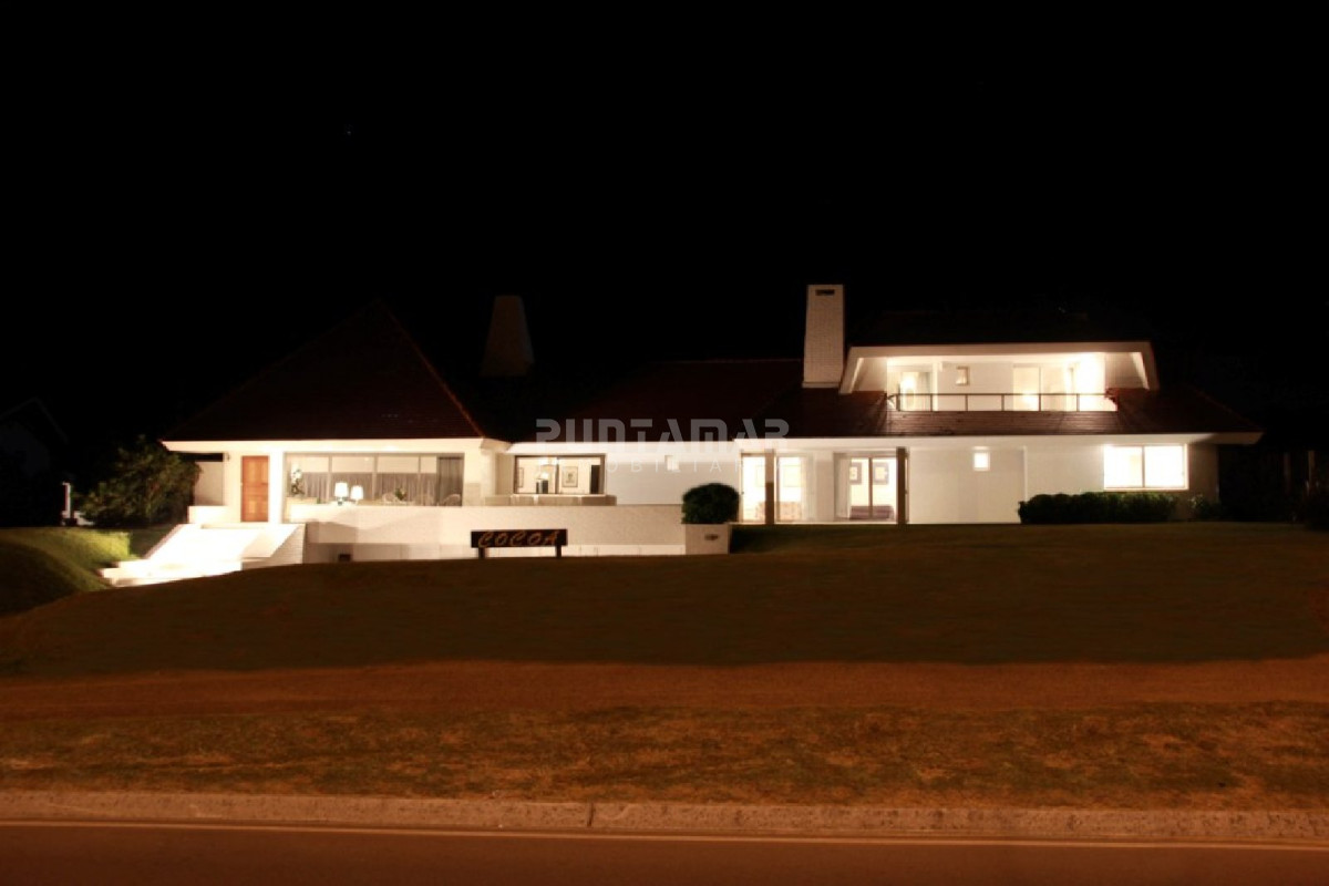 Casa ID.210548 - Espectacular casa de 8 dormitorios con piscina frente al mar!