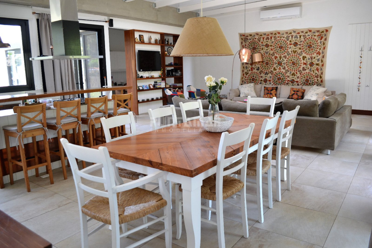 Casa ID.210595 - Casa moderna en San Rafael. 3 dormitorios mas dependencia de servicio, garage, parque cercado. Amplio living comedor.