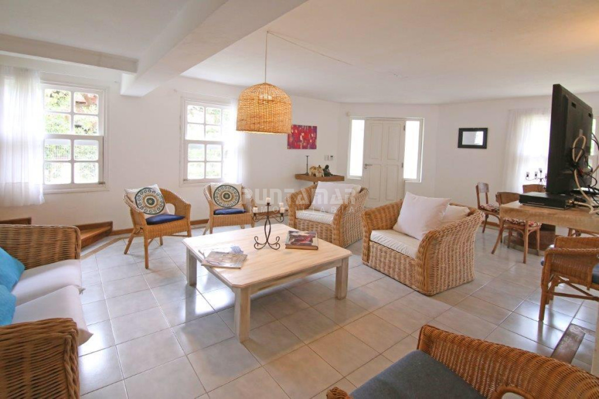 Casa ID.211071 - MUY LINDA CASA DE 4 DORMITORIOS CON PISCINA EN LA BARRA 