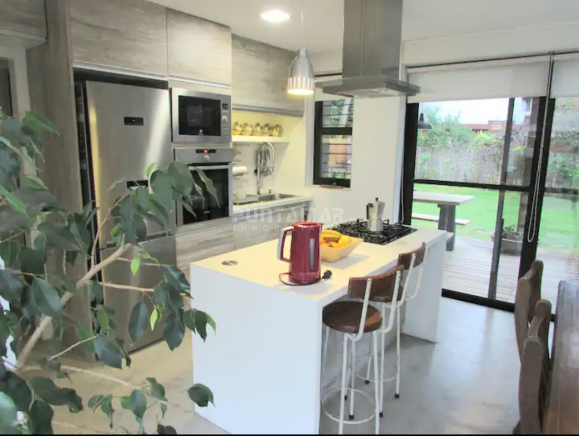 Casa ID.212479 - MUY LINDA CASA DE 2 PLANTAS EN SAN RAFAEL DE 4 DORMITORIOS CON PISCINA