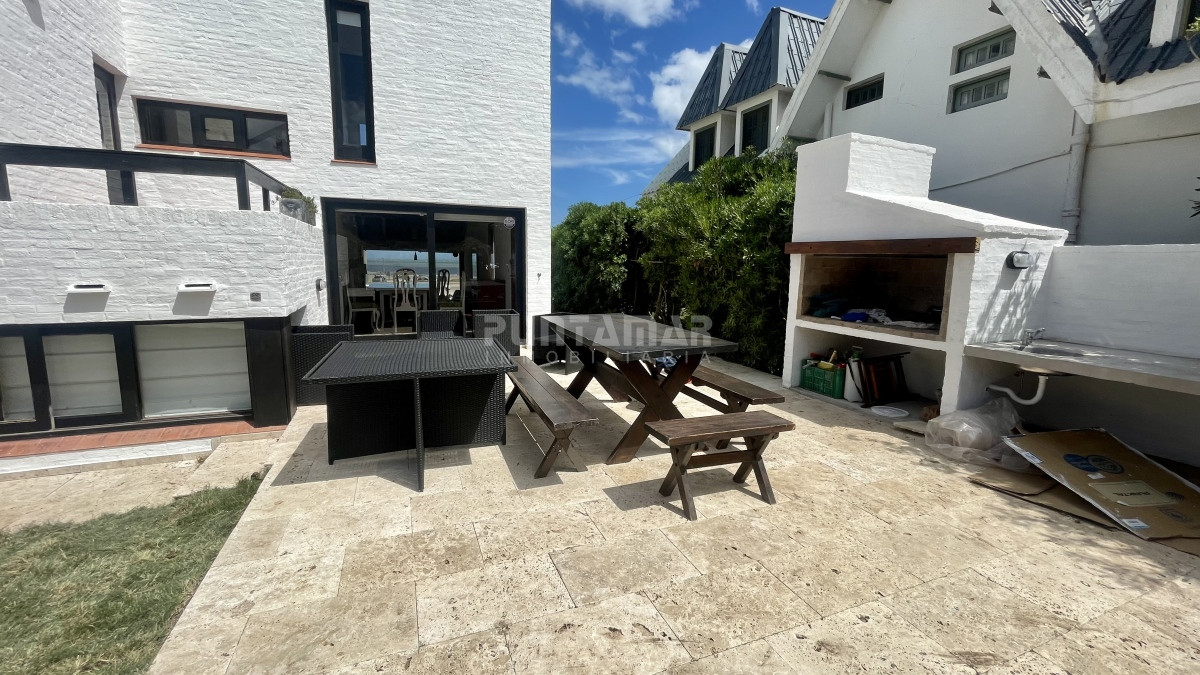 Casa ID.213196 - CASA 4 DORMITORIOS Y MEDIO CON PISCINA FRENTE AL PARADOR DE MONTOYA