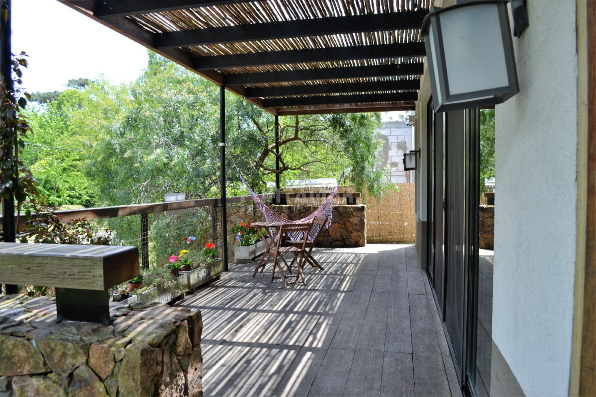 Casa ID.210595 - Casa moderna en San Rafael. 3 dormitorios mas dependencia de servicio, garage, parque cercado. Amplio living comedor.