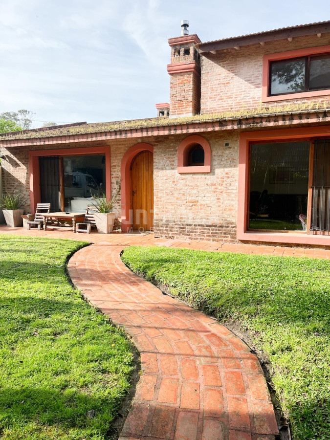 Casa ID.213421 - AMPLIA CASA DE 4 DORMITORIOS EN EL CORAZON DE LA BARRA 