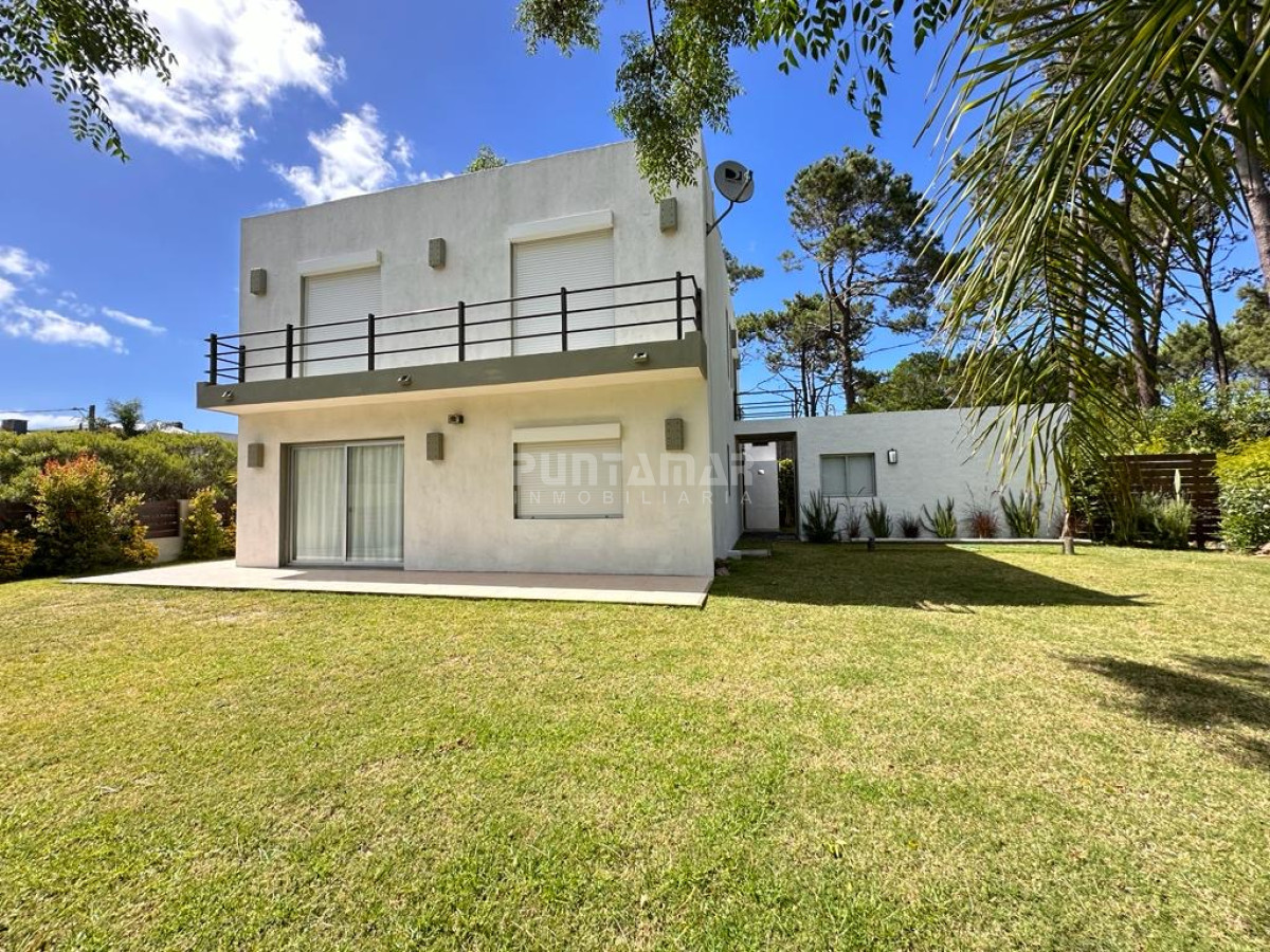 Casa ID.213226 - ALQUILER CASA EN MKONTOYA 4 DORMITORIOS MAS SERVICIO