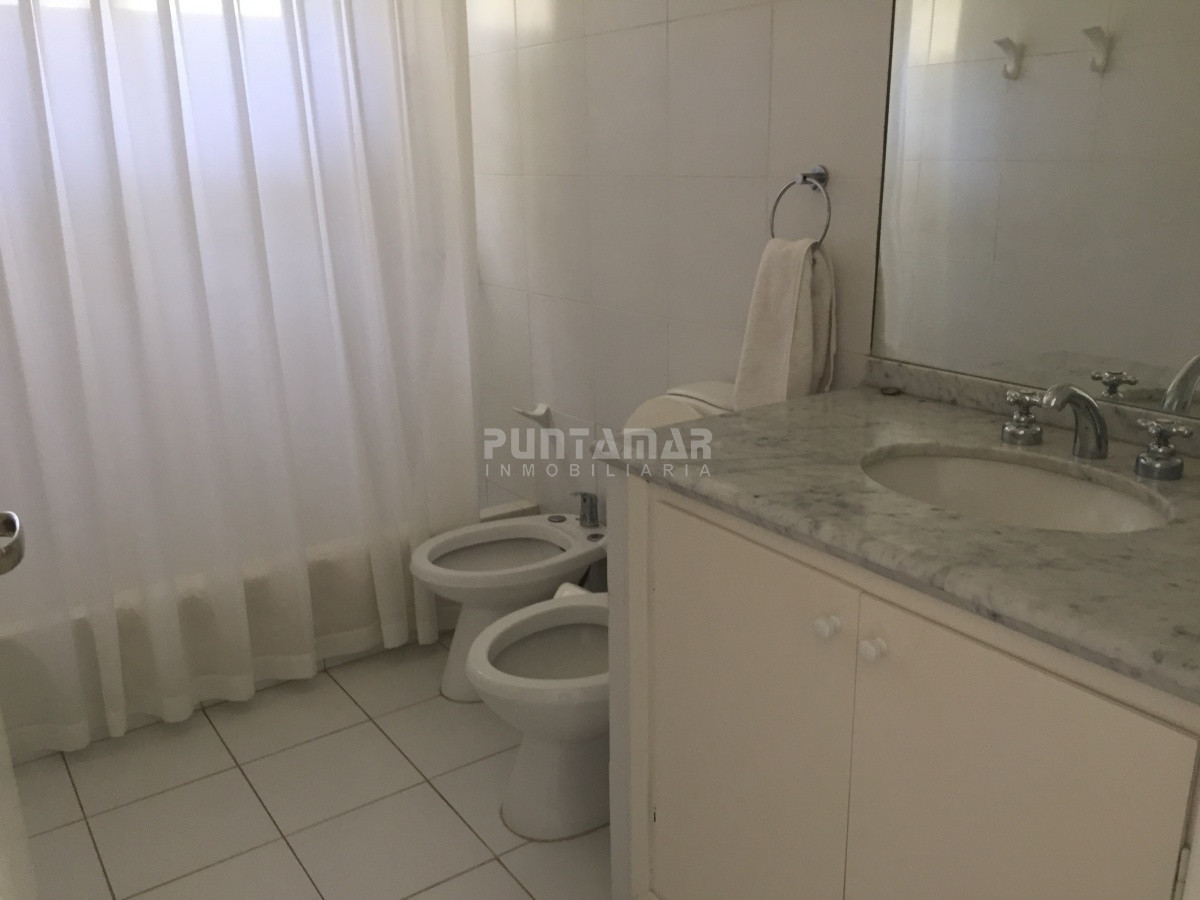Casa ID.210729 - ALQUILER DE CASA EN LA BARRA 4 DORMITORIOS EN SUITE CON PISCINA