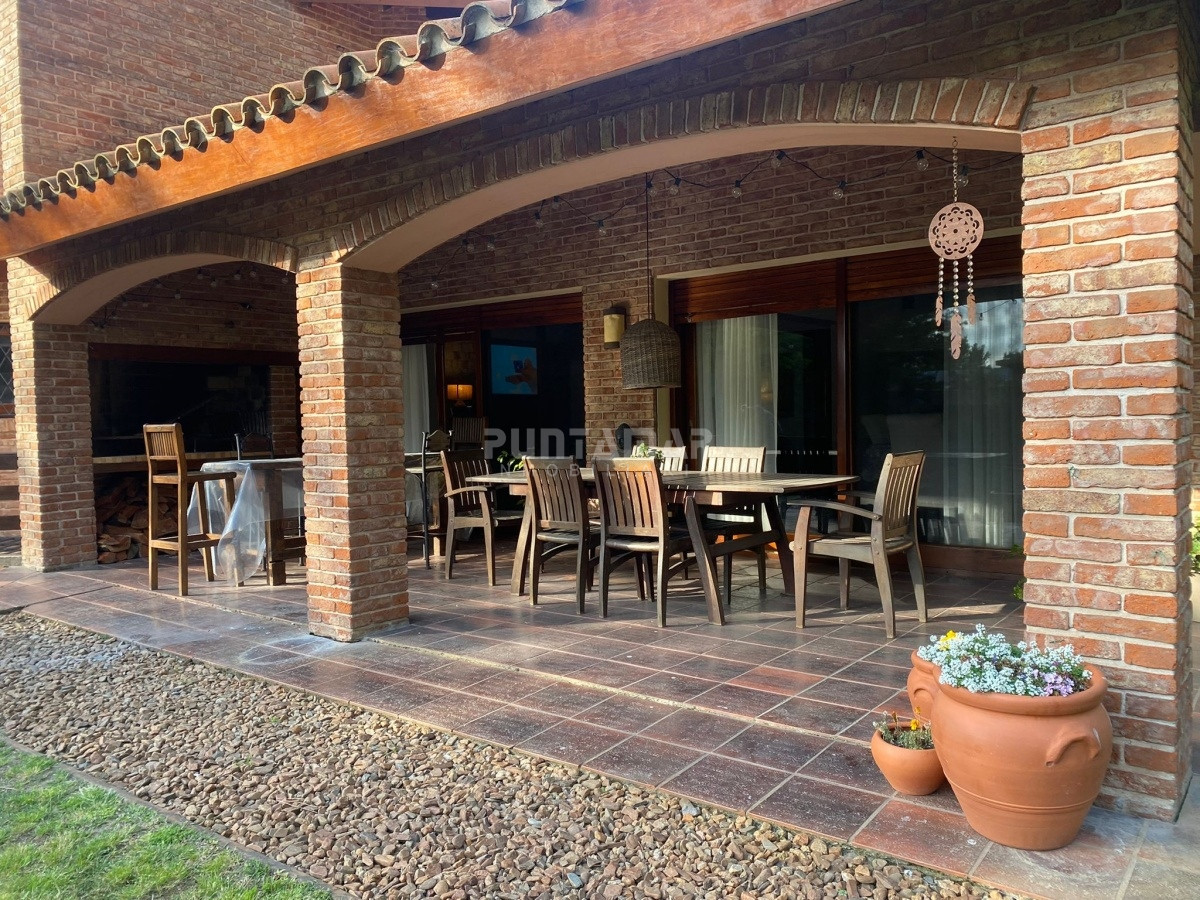 Casa ID.212158 - CASA DE 5 DORMITORIOS CON PISCINA EN PUNTA DEL ESTE!