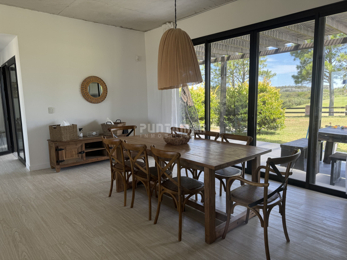 Casa ID.211933 - CASA EN VENTA Y ALQUILER EN PUEBLO MIO , 4 DORMITORIOS, PISCINA