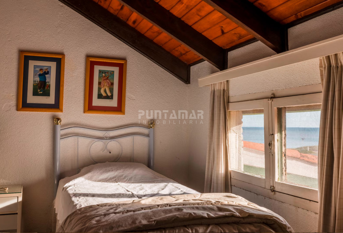 Casa ID.210549 - CASA DE 6 DORMITORIOS FRENTE AL  MAR EN LA MANSA