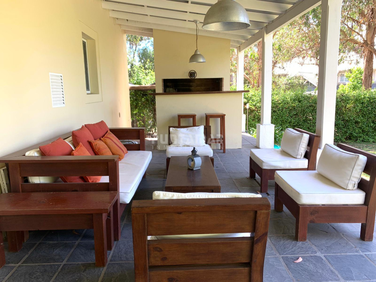 Casa ID.210729 - ALQUILER DE CASA EN LA BARRA 4 DORMITORIOS EN SUITE CON PISCINA