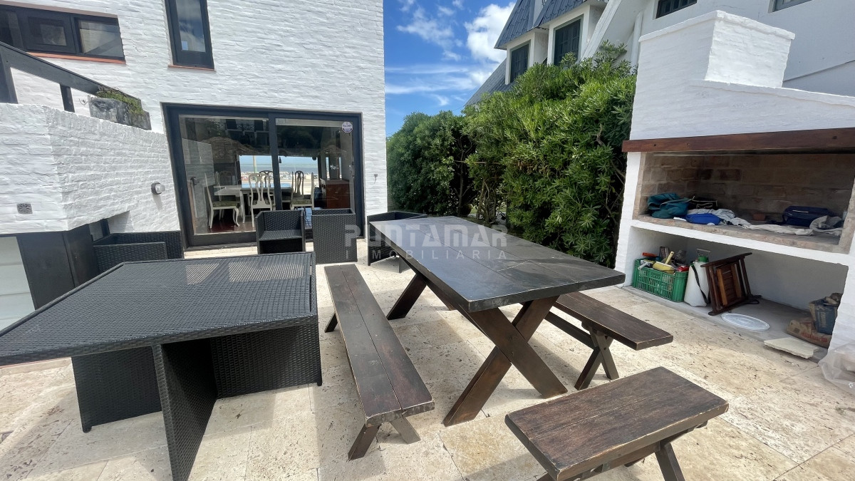 Casa ID.213196 - CASA 4 DORMITORIOS Y MEDIO CON PISCINA FRENTE AL PARADOR DE MONTOYA