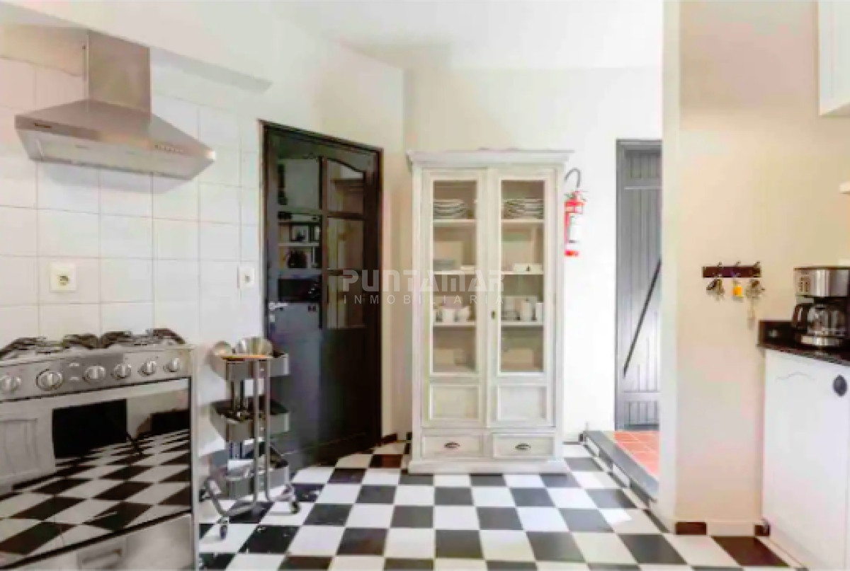 Casa ID.213430 - ALQUILER DE IMPORTANTE CASA EN MONTOYA