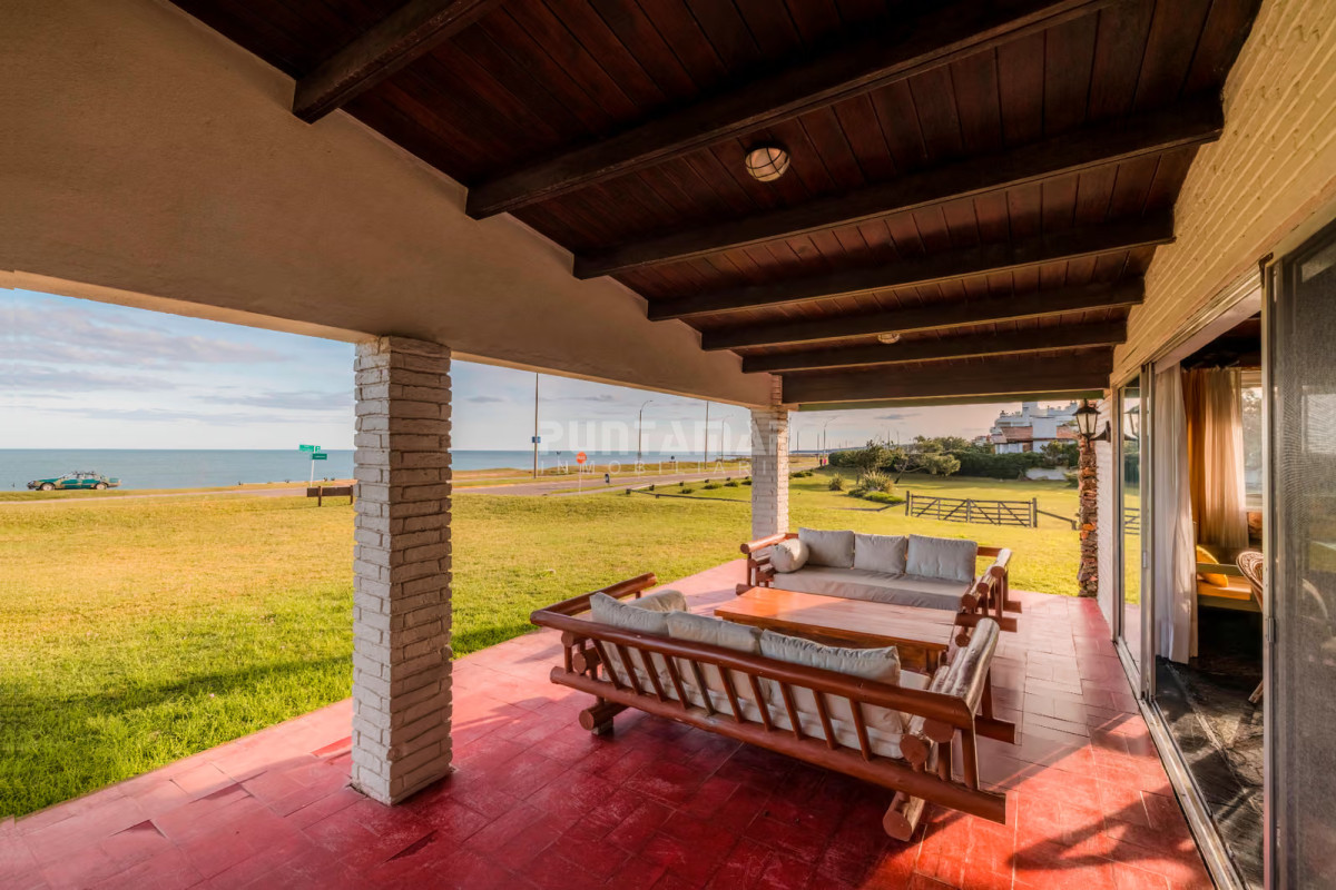 Casa ID.210549 - CASA DE 6 DORMITORIOS FRENTE AL  MAR EN LA MANSA