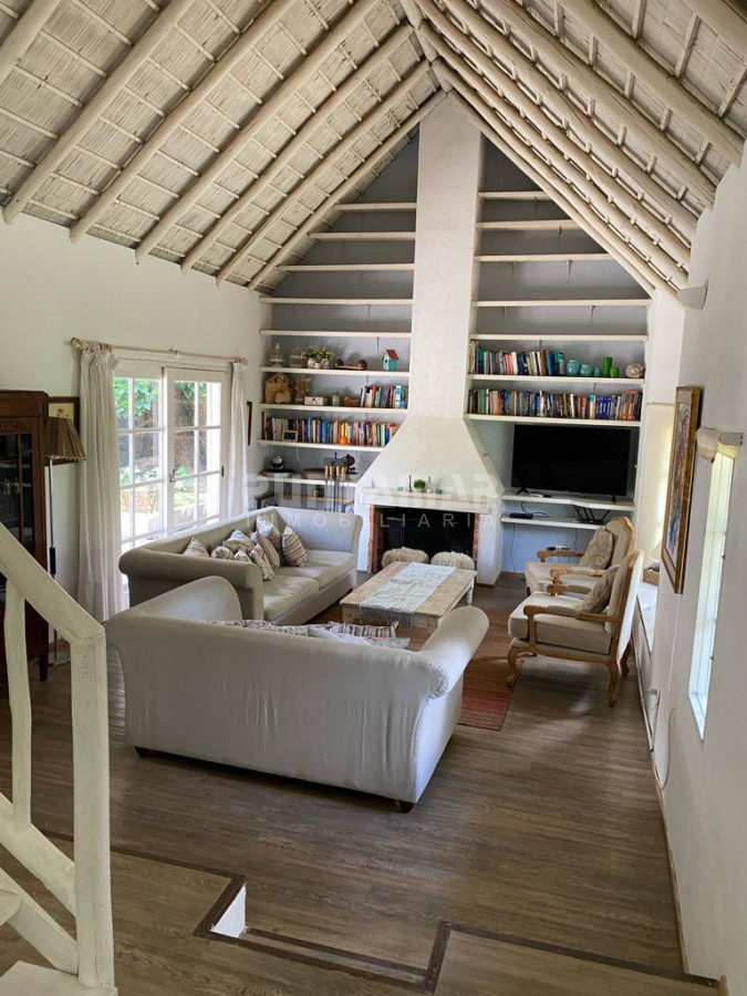 Casa ID.213540 - HERMOSA CASA DE 4 DORMITORIOS Y PISCINA A 300 METROS DEL MAR