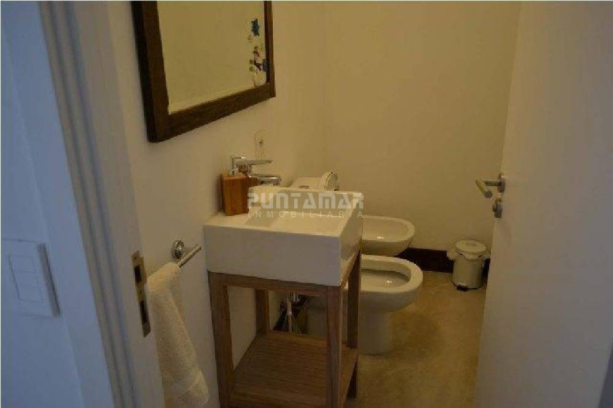 Casa ID.210595 - Casa moderna en San Rafael. 3 dormitorios mas dependencia de servicio, garage, parque cercado. Amplio living comedor.