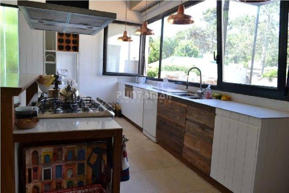 Casa ID.210595 - Casa moderna en San Rafael. 3 dormitorios mas dependencia de servicio, garage, parque cercado. Amplio living comedor.