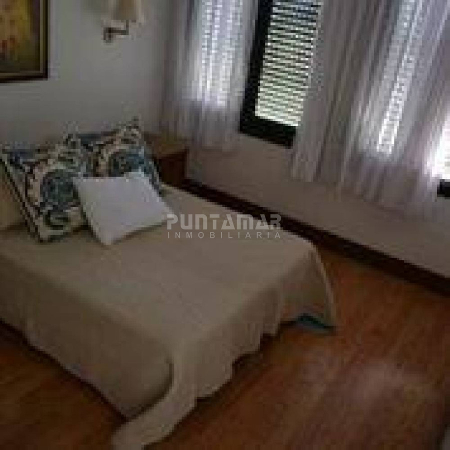 Casa ID.210595 - Casa moderna en San Rafael. 3 dormitorios mas dependencia de servicio, garage, parque cercado. Amplio living comedor.