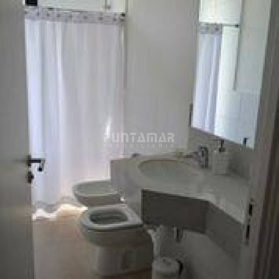 Casa ID.210595 - Casa moderna en San Rafael. 3 dormitorios mas dependencia de servicio, garage, parque cercado. Amplio living comedor.