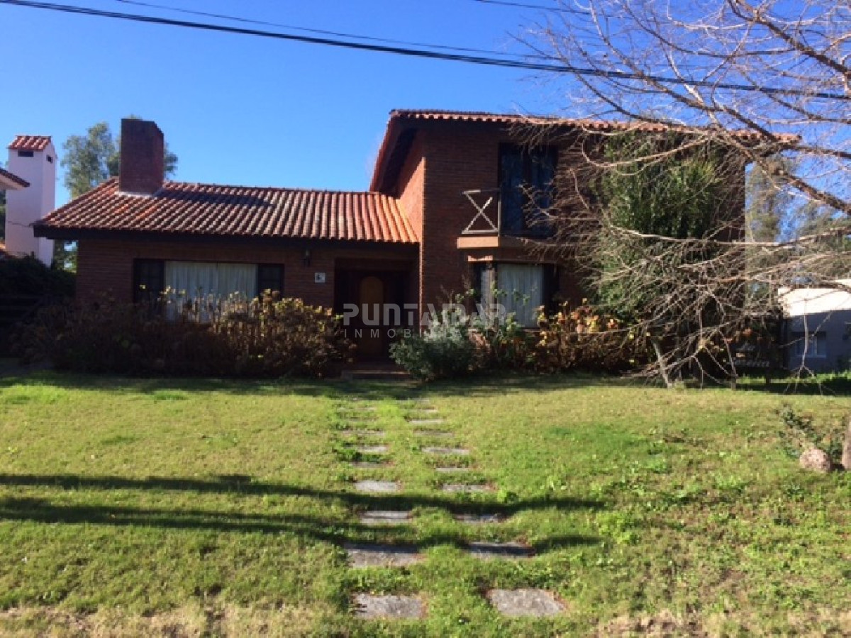 Casa ID.210621 - ALQUILER CASA DE 5 DORMIS CON PISCINA