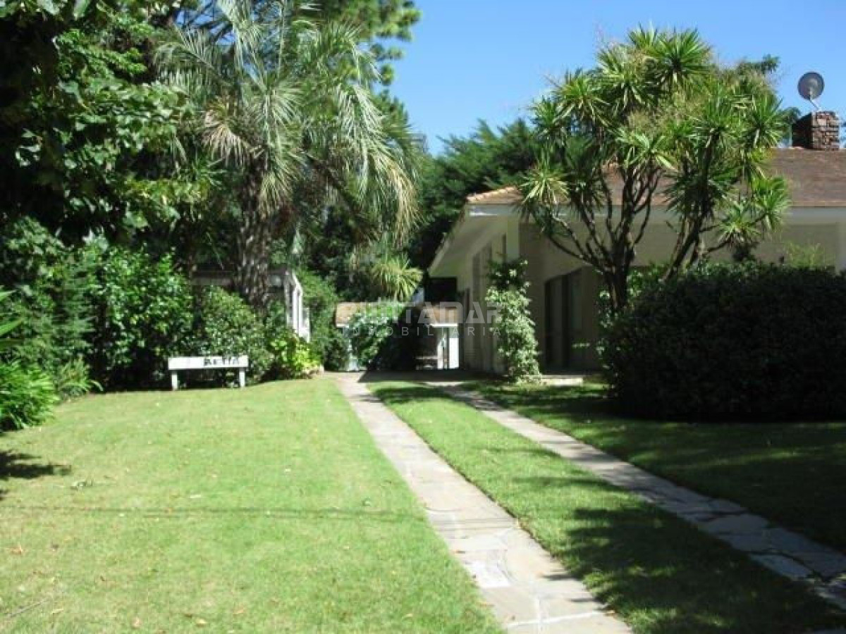 Casa ID.210658 - CASA EN ALQUILER EN PUNTA DEL ESTE, ZONA GOLF CON PISCINA