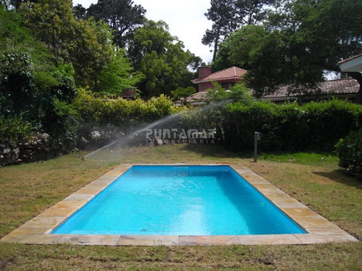 Casa ID.210658 - CASA EN ALQUILER EN PUNTA DEL ESTE, ZONA GOLF CON PISCINA