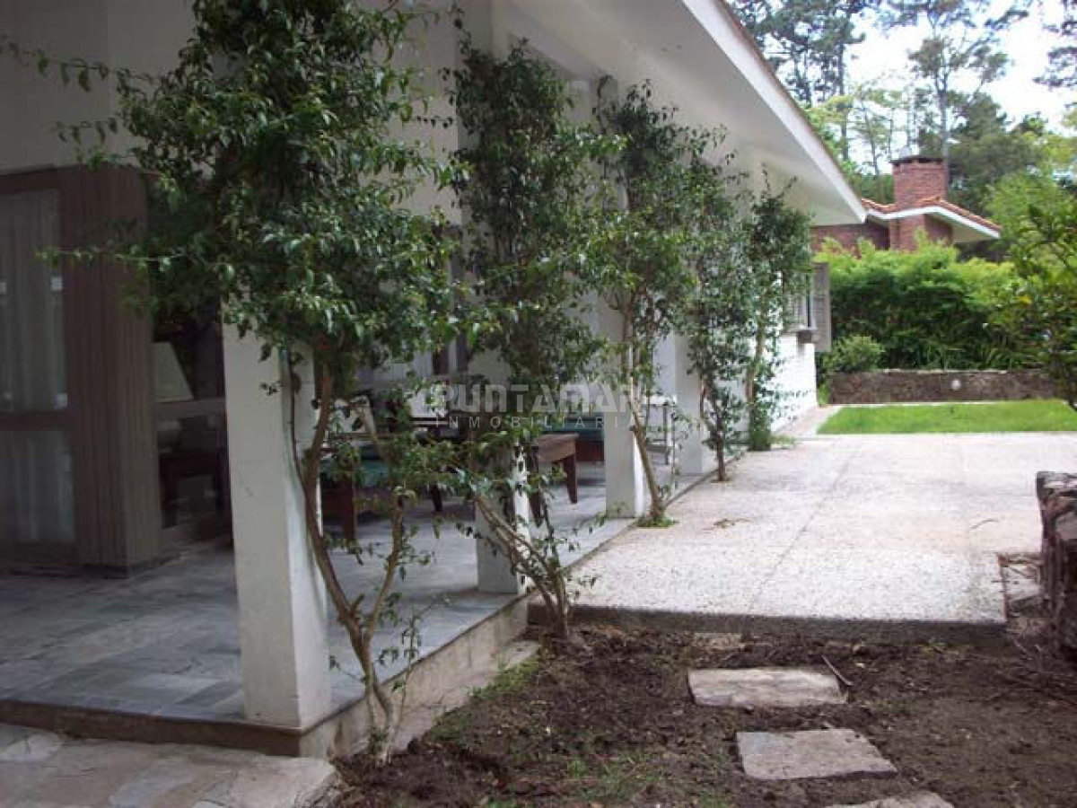 Casa ID.210658 - CASA EN ALQUILER EN PUNTA DEL ESTE, ZONA GOLF CON PISCINA