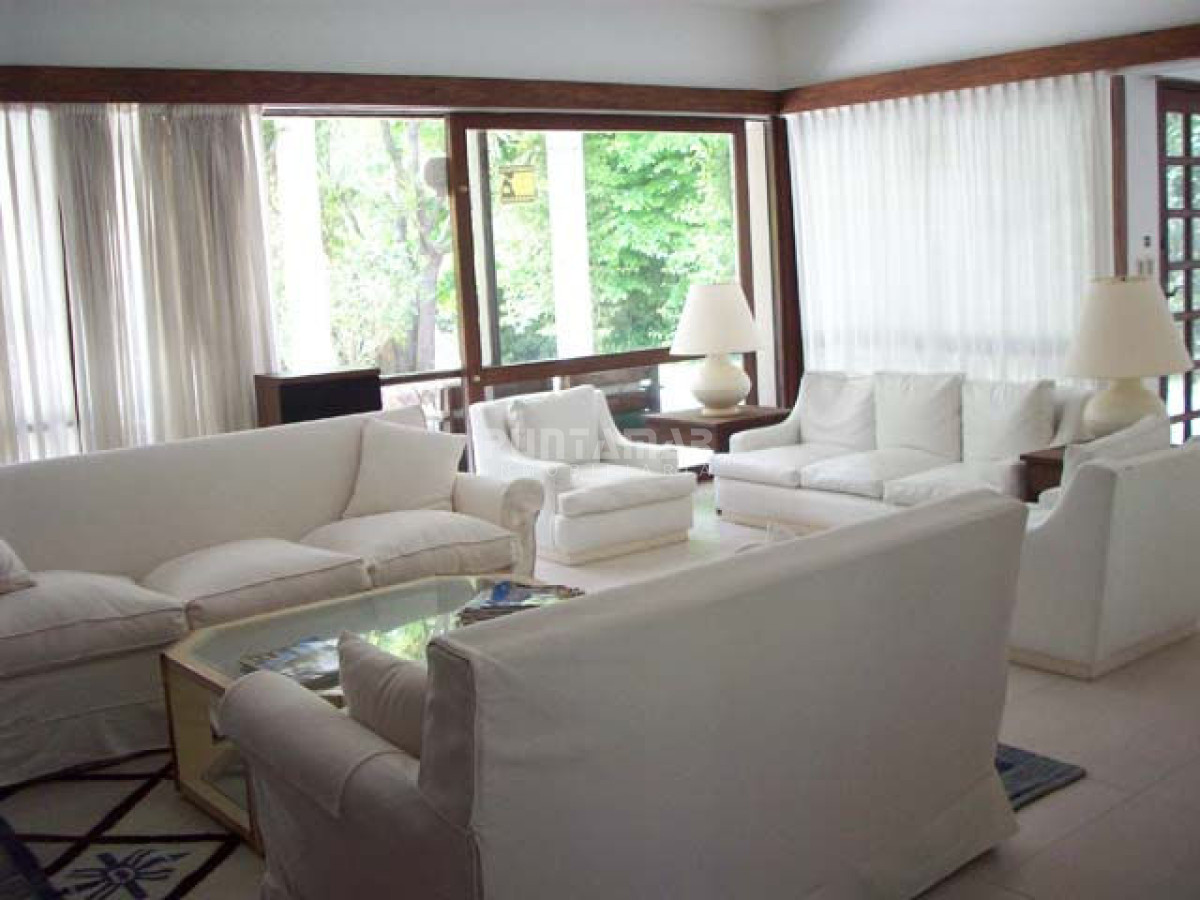 Casa ID.210658 - CASA EN ALQUILER EN PUNTA DEL ESTE, ZONA GOLF CON PISCINA