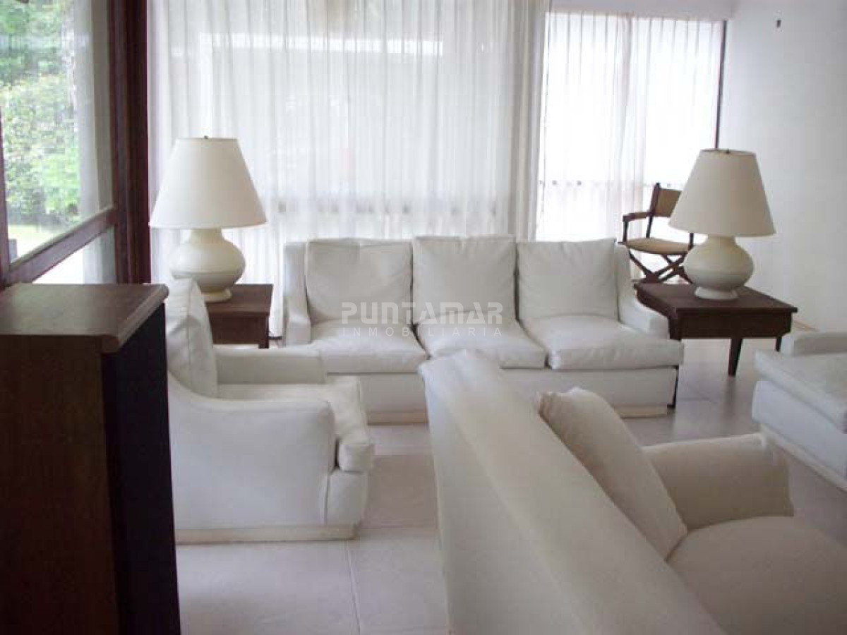 Casa ID.210658 - CASA EN ALQUILER EN PUNTA DEL ESTE, ZONA GOLF CON PISCINA