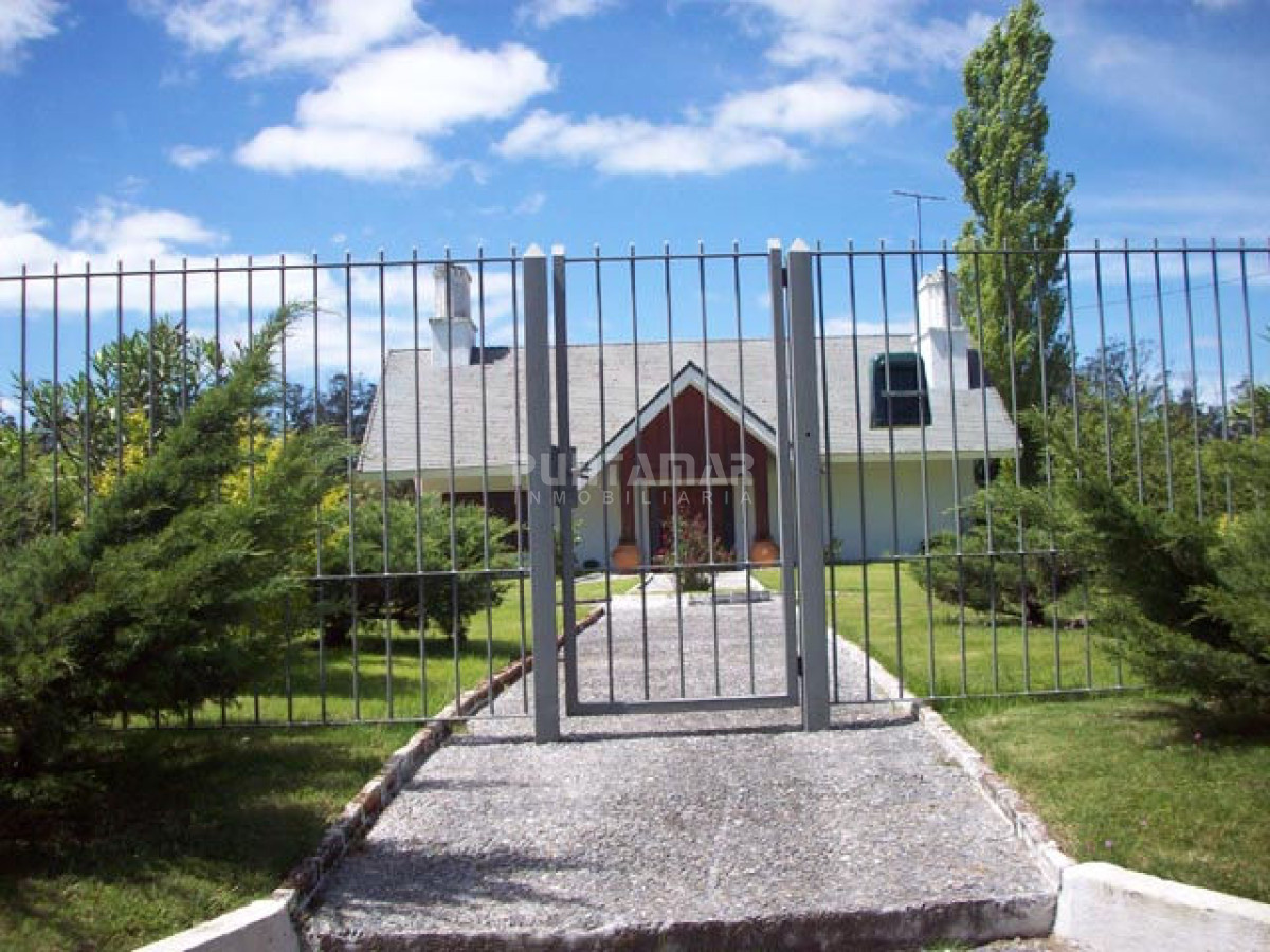 Casa ID.210677 - ALQUILER CASA DE 6 DORMITORIOS CON PISCINA 