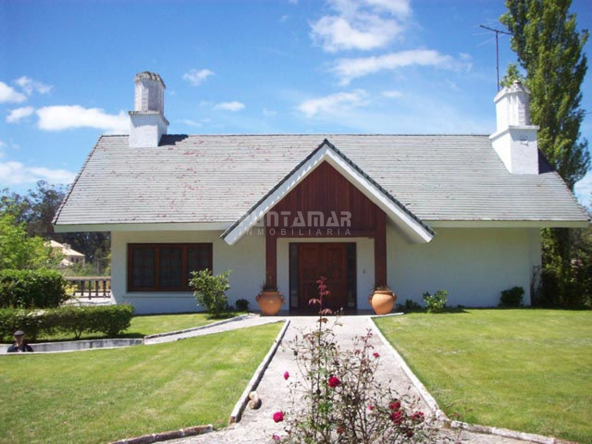 Casa ID.210677 - ALQUILER CASA DE 6 DORMITORIOS CON PISCINA 