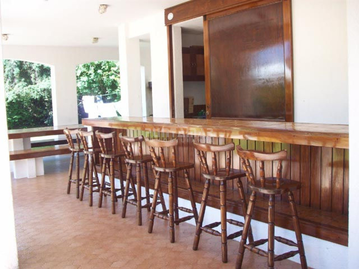 Casa ID.210677 - ALQUILER CASA DE 6 DORMITORIOS CON PISCINA 