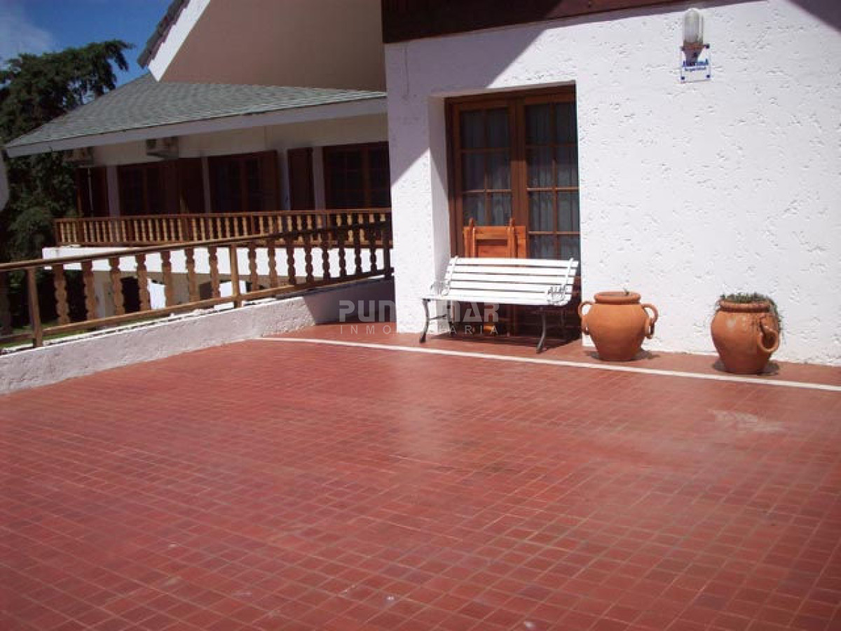 Casa ID.210677 - ALQUILER CASA DE 6 DORMITORIOS CON PISCINA 