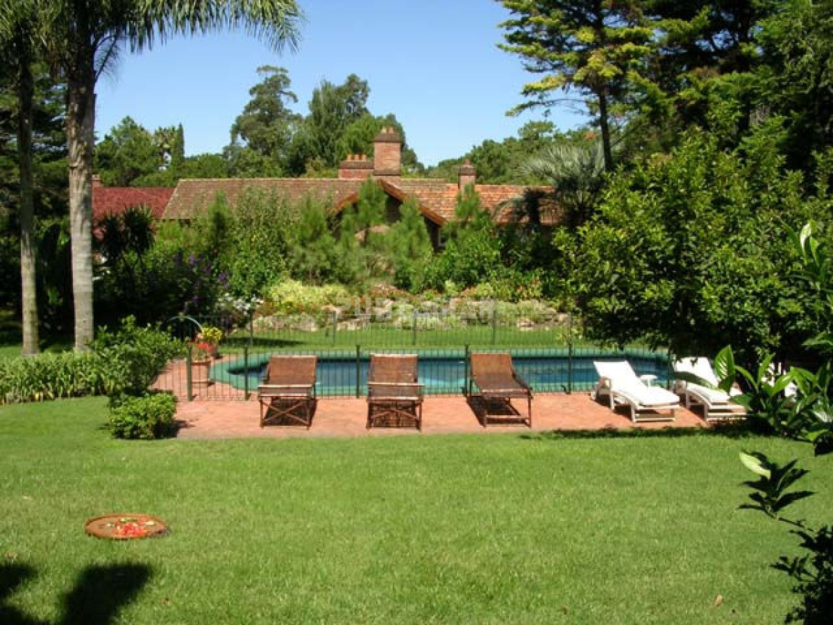 Casa ID.210677 - ALQUILER CASA DE 6 DORMITORIOS CON PISCINA 